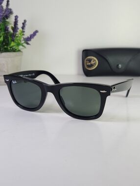 Ray-Ban Wayfarer Classic Sunglasses Black. Green Lenses, Made In Italy, Unisex